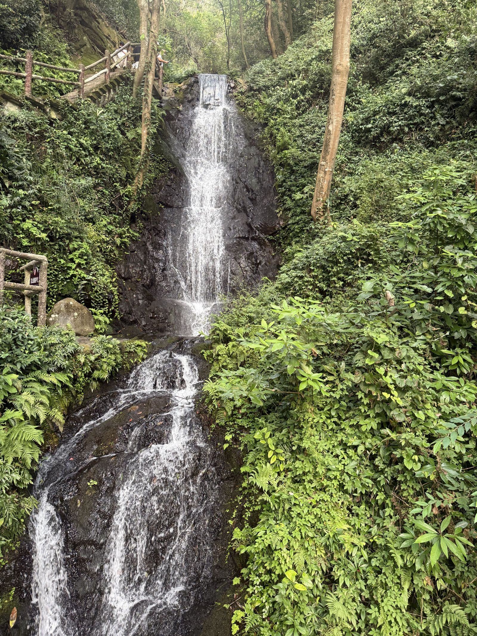 黑岩上的两级瀑布