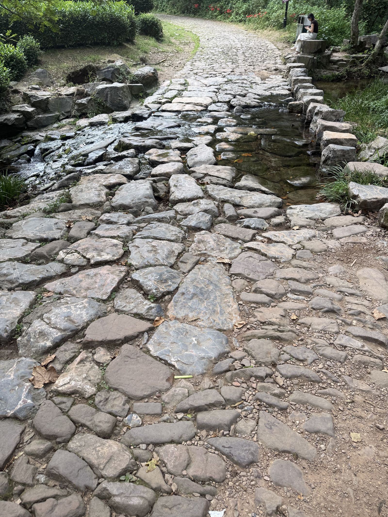 块石山路