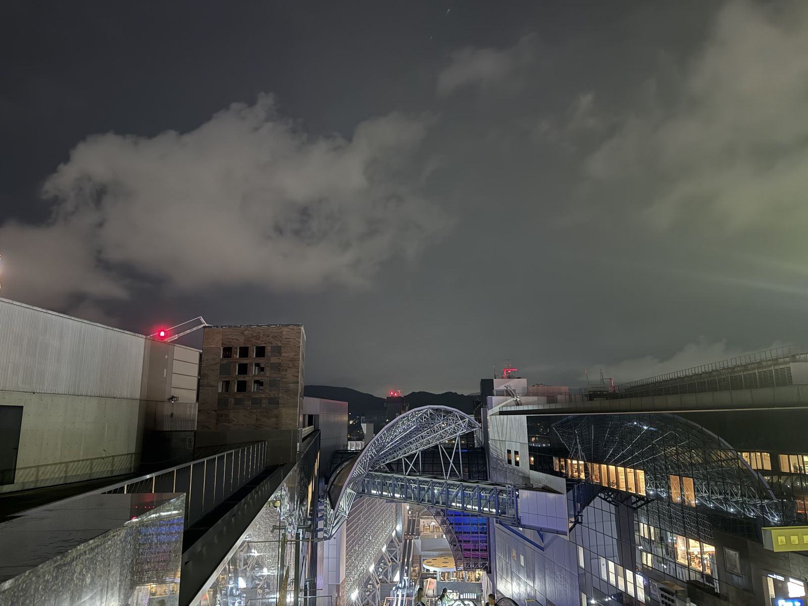 夜里钢架与砖塔