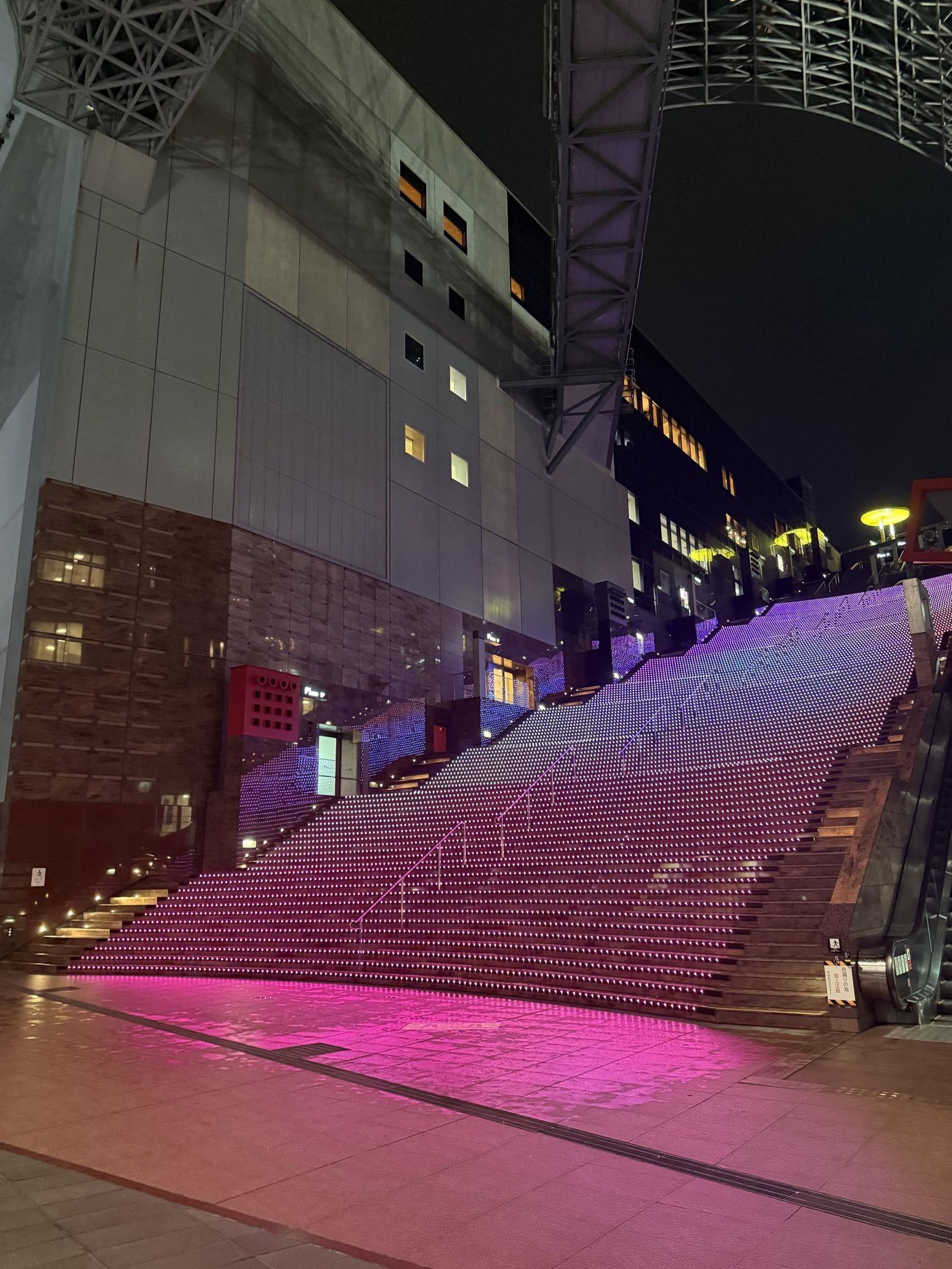 站前商场的 LED 幕墙