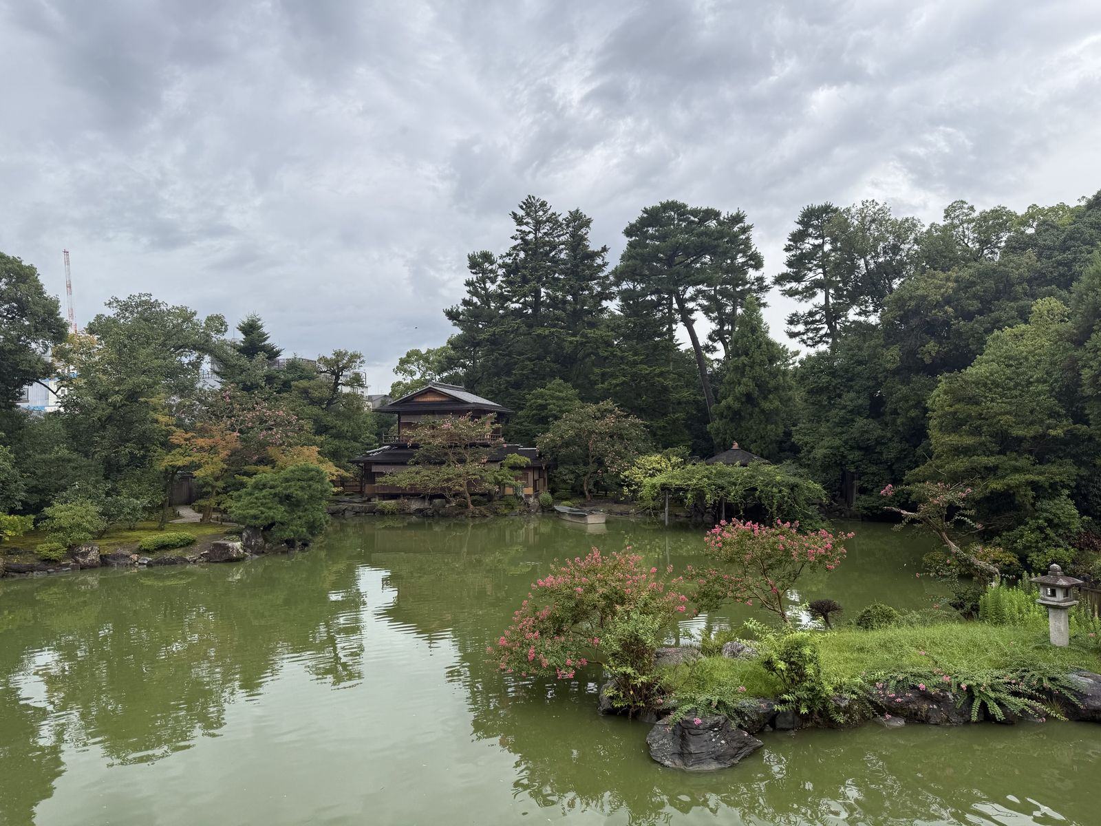 池中的岛与石灯笼
