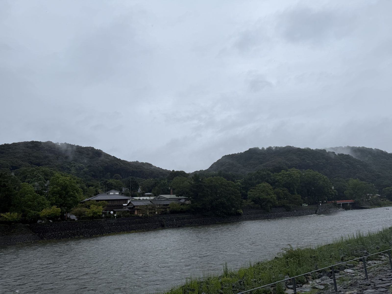 对岸的屋舍与群山